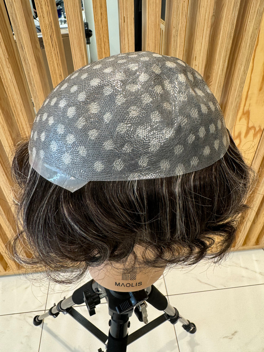 Prothèse capillaire stylé avec mèches grises ( non remboursable ni échangeable)