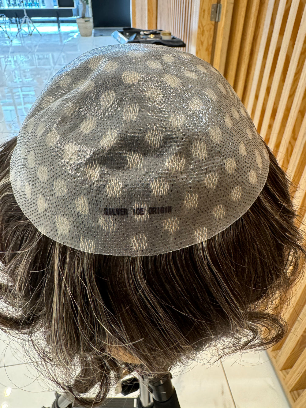 Prothèse capillaire stylé avec mèches grises ( non remboursable ni échangeable)