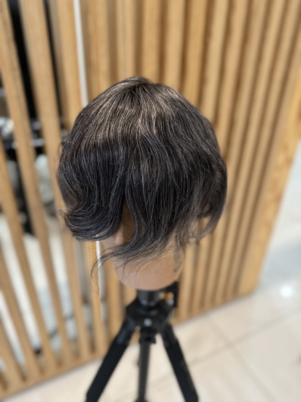 Prothèse capillaire Ultra HD avec des cheveux blancs 1B40 (non remboursable ni échangeable)