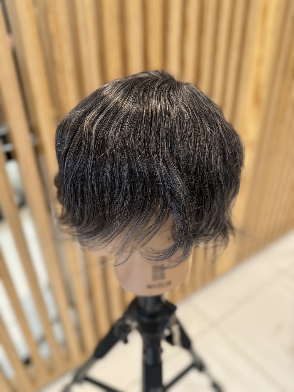 Prothèse capillaire Ultra HD avec des cheveux blancs 1B40 (non remboursable ni échangeable)