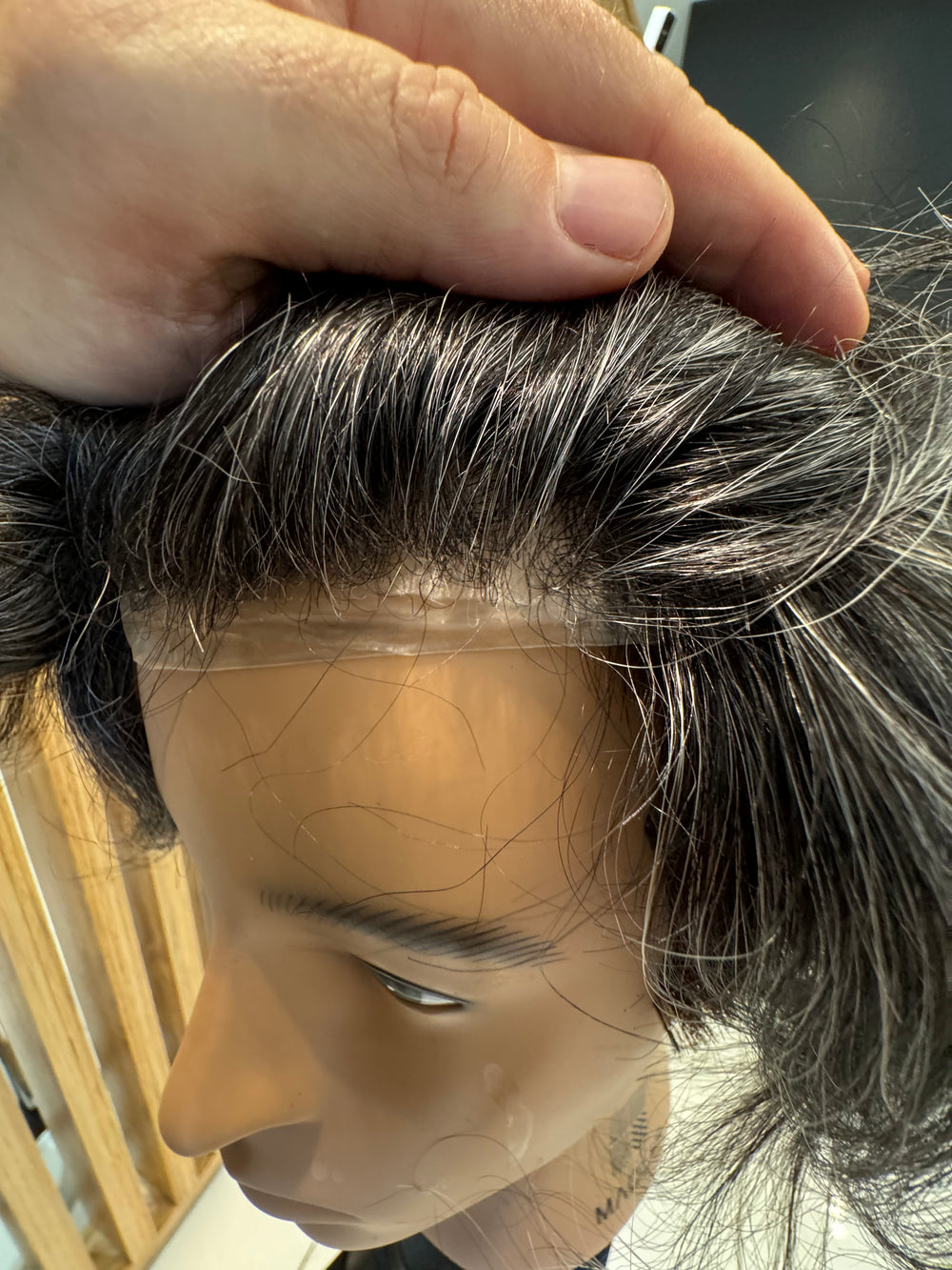 Prothèse capillaire Ultra HD avec des cheveux blancs 1B40 (non remboursable ni échangeable)